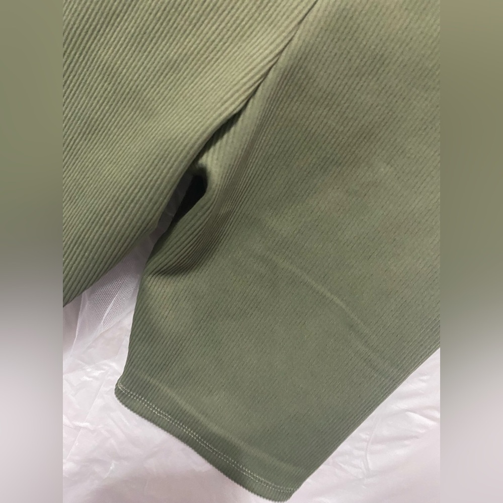 H&M Divided Ribbed Biker Shorts - Khaki Green - Size XS
EUC - Picture 6 of 7